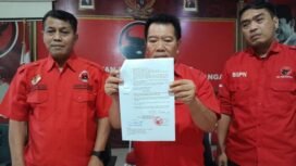 Ketua DPC PDIP Pemalang, Junaedi (Kiri) di dampingi wakil ketua bidang kehormatan DPC PDI Perjuangan Kabupaten Pemalang, Wasisto
