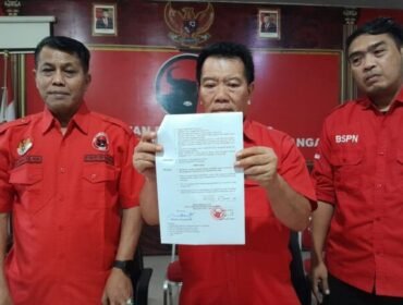 Ketua DPC PDIP Pemalang, Junaedi (Kiri) di dampingi wakil ketua bidang kehormatan DPC PDI Perjuangan Kabupaten Pemalang, Wasisto