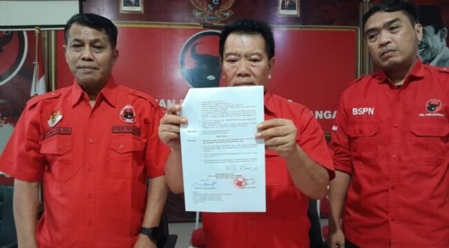 Ketua DPC PDIP Pemalang, Junaedi (Kiri) di dampingi wakil ketua bidang kehormatan DPC PDI Perjuangan Kabupaten Pemalang, Wasisto