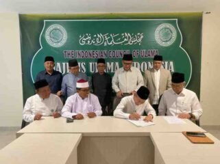 Tausiah tersebut ditandatangani oleh Ketua Komisi Fatwa dan Sekretaris Dr. KH. Fadlolan Musyaffa’, Lc. MA dan Prof. Dr. KH. Ahmad Izzuddin, M.Ag serta Dewan Pimpinan MUI Provinsi Jateng, Ketua: Dr. KH Ahmad Darodji, Sekretaris: Drs. KH Muhyiddin, M. Ag