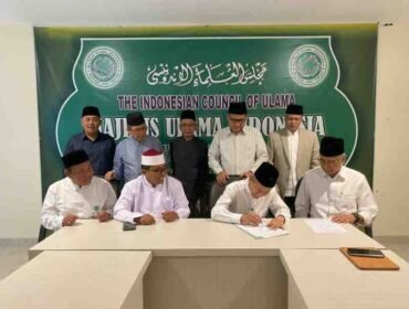 Tausiah tersebut ditandatangani oleh Ketua Komisi Fatwa dan Sekretaris Dr. KH. Fadlolan Musyaffa’, Lc. MA dan Prof. Dr. KH. Ahmad Izzuddin, M.Ag serta Dewan Pimpinan MUI Provinsi Jateng, Ketua: Dr. KH Ahmad Darodji, Sekretaris: Drs. KH Muhyiddin, M. Ag
