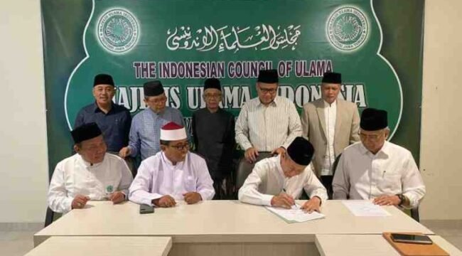 Tausiah tersebut ditandatangani oleh Ketua Komisi Fatwa dan Sekretaris Dr. KH. Fadlolan Musyaffa’, Lc. MA dan Prof. Dr. KH. Ahmad Izzuddin, M.Ag serta Dewan Pimpinan MUI Provinsi Jateng, Ketua: Dr. KH Ahmad Darodji, Sekretaris: Drs. KH Muhyiddin, M. Ag