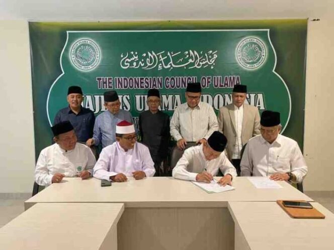 
					Tausiah tersebut ditandatangani oleh Ketua Komisi Fatwa dan Sekretaris Dr. KH. Fadlolan Musyaffa’, Lc. MA dan Prof. Dr. KH. Ahmad Izzuddin, M.Ag serta Dewan Pimpinan MUI Provinsi Jateng, Ketua: Dr. KH Ahmad Darodji, Sekretaris: Drs. KH Muhyiddin, M. Ag