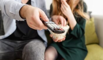 Ilustrasi nonton tv (pexels)
