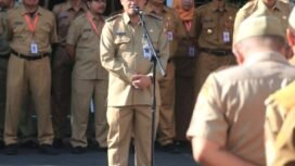 Bupati Mansur Hidayat saat memimpin apel pagi dilingkungan Pemkab Pemalang di Halaman Pendopo setempat, Senin (6/1/2025).