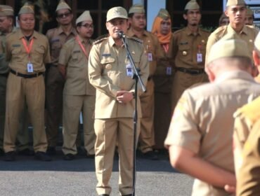 Bupati Mansur Hidayat saat memimpin apel pagi dilingkungan Pemkab Pemalang di Halaman Pendopo setempat, Senin (6/1/2025).