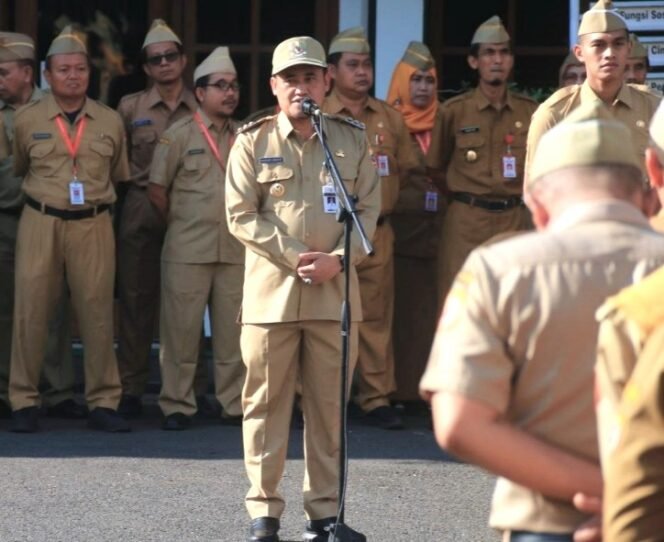 
					Bupati Mansur Hidayat saat memimpin apel pagi dilingkungan Pemkab Pemalang di Halaman Pendopo setempat, Senin (6/1/2025).