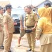Bupati Mansur saat meninjau banjir rob di Desa Blendung Kecamatan Ulujami, pada Senin (13/1/2025).