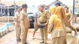 Bupati Mansur saat meninjau banjir rob di Desa Blendung Kecamatan Ulujami, pada Senin (13/1/2025).