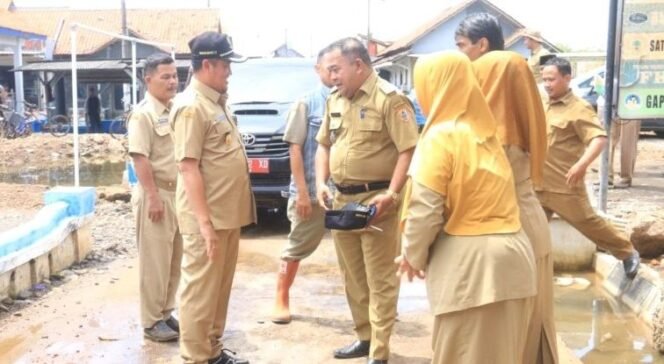 
					Bupati Mansur saat meninjau banjir rob di Desa Blendung Kecamatan Ulujami, pada Senin (13/1/2025).