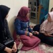 Ketua Tim Penggerak (TP) PKK Kabupaten Pemalang, Noor Faizah Maenofie hari ini menyambangi rumah para korban dan memberikan santunan dari Dinas Sosial KBPP Kabupaten Pemalang berupa uang tunai senilai Rp. 3 juta rupiah per orang, Selasa (1/4/2025).