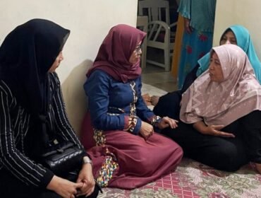 Ketua Tim Penggerak (TP) PKK Kabupaten Pemalang, Noor Faizah Maenofie hari ini menyambangi rumah para korban dan memberikan santunan dari Dinas Sosial KBPP Kabupaten Pemalang berupa uang tunai senilai Rp. 3 juta rupiah per orang, Selasa (1/4/2025).