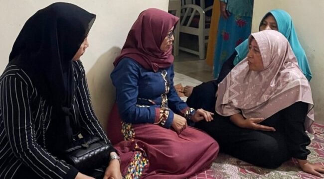 Ketua Tim Penggerak (TP) PKK Kabupaten Pemalang, Noor Faizah Maenofie hari ini menyambangi rumah para korban dan memberikan santunan dari Dinas Sosial KBPP Kabupaten Pemalang berupa uang tunai senilai Rp. 3 juta rupiah per orang, Selasa (1/4/2025).