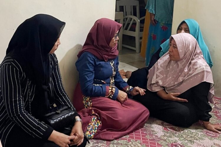 Ketua Tim Penggerak (TP) PKK Kabupaten Pemalang, Noor Faizah Maenofie hari ini menyambangi rumah para korban dan memberikan santunan dari Dinas Sosial KBPP Kabupaten Pemalang berupa uang tunai senilai Rp. 3 juta rupiah per orang, Selasa (1/4/2025).