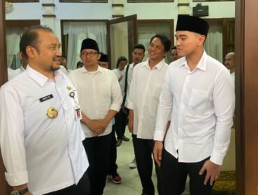 Ketua Umum (Ketum) Partai Solidaritas Indonesia (PSI), Kaesang Pangarep bertemu dengan Bupati Pemalang, Anom Widiyantoro dan Wakil Bupati Nurkholes pada Rabu sore (9/4/2025).