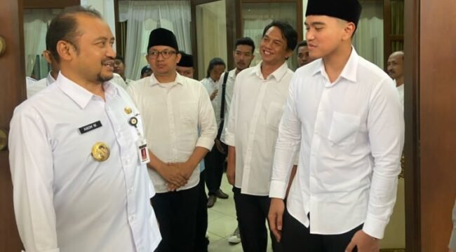 Ketua Umum (Ketum) Partai Solidaritas Indonesia (PSI), Kaesang Pangarep bertemu dengan Bupati Pemalang, Anom Widiyantoro dan Wakil Bupati Nurkholes pada Rabu sore (9/4/2025).