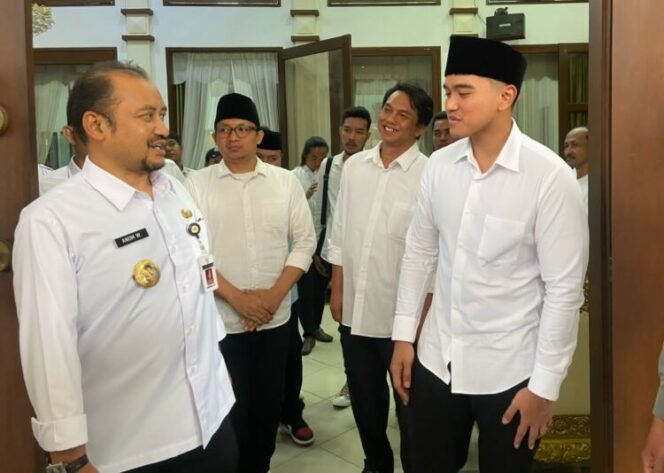 
					Ketua Umum (Ketum) Partai Solidaritas Indonesia (PSI), Kaesang Pangarep bertemu dengan Bupati Pemalang, Anom Widiyantoro dan Wakil Bupati Nurkholes pada Rabu sore (9/4/2025).