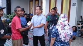 Ketua Lembaga Bantuan Hukum Penyambung Titipan Rakyat (LBH Petir), Zainal Abidin Petir membagikan bingkisan lebaran pada pengayuh becak, juru parkir, dan tukang pungut sampah di kantornya, Jalan Pergiwati I/19, Bululor, Semarang Utara.
