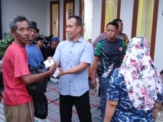 Ketua Lembaga Bantuan Hukum Penyambung Titipan Rakyat (LBH Petir), Zainal Abidin Petir membagikan bingkisan lebaran pada pengayuh becak, juru parkir, dan tukang pungut sampah di kantornya, Jalan Pergiwati I/19, Bululor, Semarang Utara.