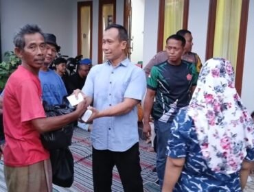 Ketua Lembaga Bantuan Hukum Penyambung Titipan Rakyat (LBH Petir), Zainal Abidin Petir membagikan bingkisan lebaran pada pengayuh becak, juru parkir, dan tukang pungut sampah di kantornya, Jalan Pergiwati I/19, Bululor, Semarang Utara.