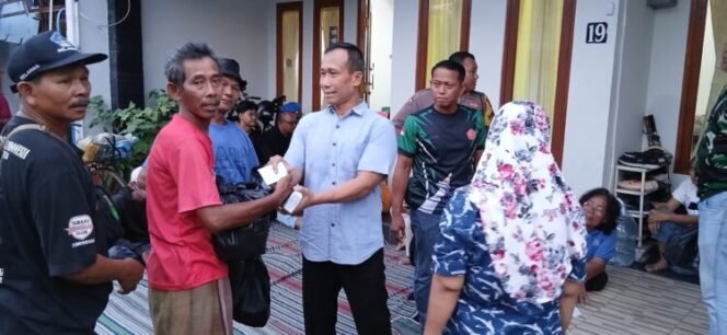 
					Ketua Lembaga Bantuan Hukum Penyambung Titipan Rakyat (LBH Petir), Zainal Abidin Petir membagikan bingkisan lebaran pada pengayuh becak, juru parkir, dan tukang pungut sampah di kantornya, Jalan Pergiwati I/19, Bululor, Semarang Utara.