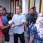 Ketua Lembaga Bantuan Hukum Penyambung Titipan Rakyat (LBH Petir), Zainal Abidin Petir membagikan bingkisan lebaran pada pengayuh becak, juru parkir, dan tukang pungut sampah di kantornya, Jalan Pergiwati I/19, Bululor, Semarang Utara.