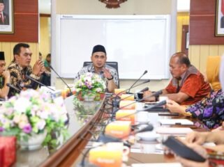 Taj Yasin saat memimpin rapat perdana Pokja Percepatan Pelaksana Program MBG, di ruang kerjanya, di Semarang pada Selasa, 8 April 2025.