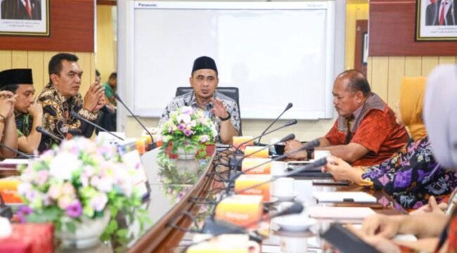 Taj Yasin saat memimpin rapat perdana Pokja Percepatan Pelaksana Program MBG, di ruang kerjanya, di Semarang pada Selasa, 8 April 2025.
