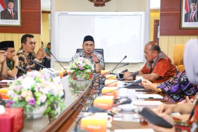 
					Taj Yasin saat memimpin rapat perdana Pokja Percepatan Pelaksana Program MBG, di ruang kerjanya, di Semarang pada Selasa, 8 April 2025.