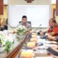 Taj Yasin saat memimpin rapat perdana Pokja Percepatan Pelaksana Program MBG, di ruang kerjanya, di Semarang pada Selasa, 8 April 2025.