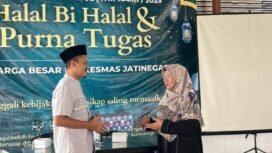 Kepala puskesmas Jatinegara Tegal dr.Eko Cahyadi Menyerahkan kenang-kenangan kepada Karyawan Purna Tugas