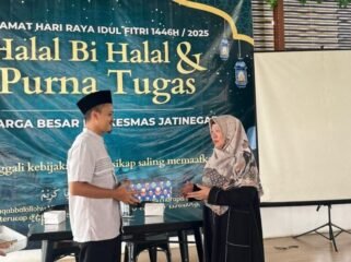 Kepala puskesmas Jatinegara Tegal dr.Eko Cahyadi Menyerahkan kenang-kenangan kepada Karyawan Purna Tugas