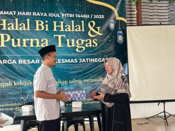 
					Kepala puskesmas Jatinegara Tegal dr.Eko Cahyadi Menyerahkan kenang-kenangan kepada Karyawan Purna Tugas