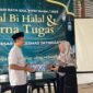 Kepala puskesmas Jatinegara Tegal dr.Eko Cahyadi Menyerahkan kenang-kenangan kepada Karyawan Purna Tugas