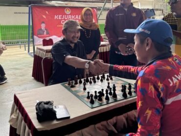 Bupati Pemalang Anom Widiyantoro membuka Kejuaraan Kabupaten Catur Tahun 2025 di SMP Negeri 4 Pemalang, Minggu (13/4/2025).
