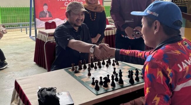 Bupati Pemalang Anom Widiyantoro membuka Kejuaraan Kabupaten Catur Tahun 2025 di SMP Negeri 4 Pemalang, Minggu (13/4/2025).