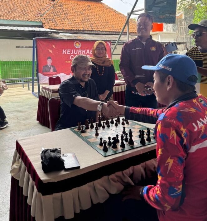 
					Bupati Pemalang Anom Widiyantoro membuka Kejuaraan Kabupaten Catur Tahun 2025 di SMP Negeri 4 Pemalang, Minggu (13/4/2025).
