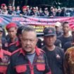 etua DPC Grib Jaya Pemalang, Muliadi (tengah) saat memberikan keterangan kepada wartawan usai aksi damai di TPA Pesalakan