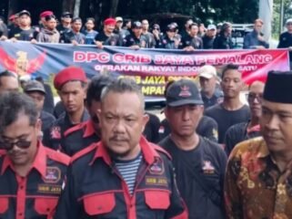 etua DPC Grib Jaya Pemalang, Muliadi (tengah) saat memberikan keterangan kepada wartawan usai aksi damai di TPA Pesalakan