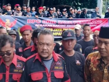 etua DPC Grib Jaya Pemalang, Muliadi (tengah) saat memberikan keterangan kepada wartawan usai aksi damai di TPA Pesalakan