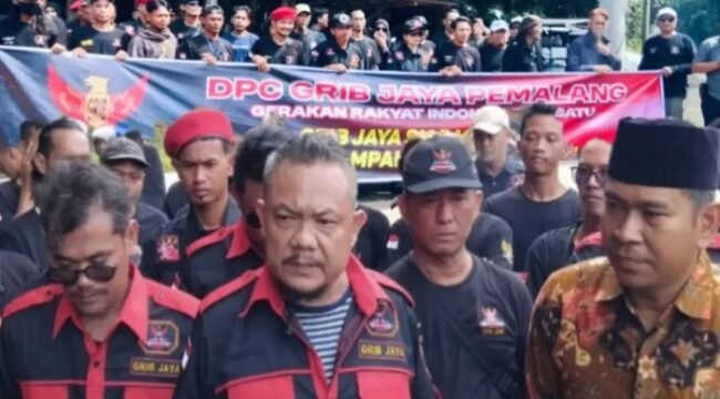 etua DPC Grib Jaya Pemalang, Muliadi (tengah) saat memberikan keterangan kepada wartawan usai aksi damai di TPA Pesalakan