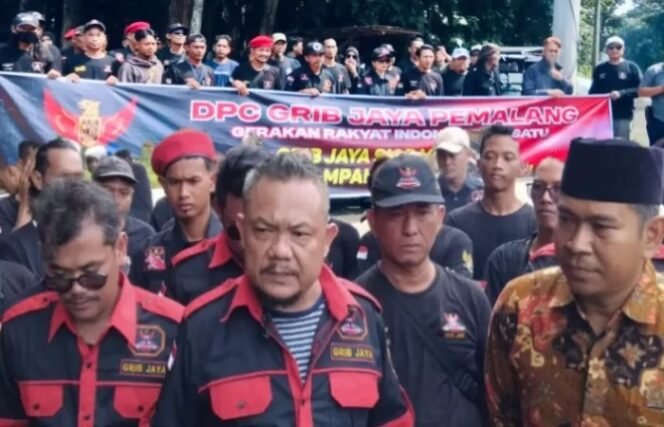 
					etua DPC Grib Jaya Pemalang, Muliadi (tengah) saat memberikan keterangan kepada wartawan usai aksi damai di TPA Pesalakan