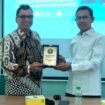 Penyerahan kenang-kenangan oleh Dekan FISIP Universitas Wahid Hasyim, Dr. Ali Martin, M.Si (baju batik) kepada Narasumber sekaligus penulis buku