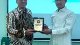 Penyerahan kenang-kenangan oleh Dekan FISIP Universitas Wahid Hasyim, Dr. Ali Martin, M.Si (baju batik) kepada Narasumber sekaligus penulis buku