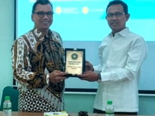 Penyerahan kenang-kenangan oleh Dekan FISIP Universitas Wahid Hasyim, Dr. Ali Martin,  M.Si (baju batik) kepada Narasumber sekaligus penulis buku 