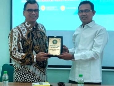 Penyerahan kenang-kenangan oleh Dekan FISIP Universitas Wahid Hasyim, Dr. Ali Martin,  M.Si (baju batik) kepada Narasumber sekaligus penulis buku 