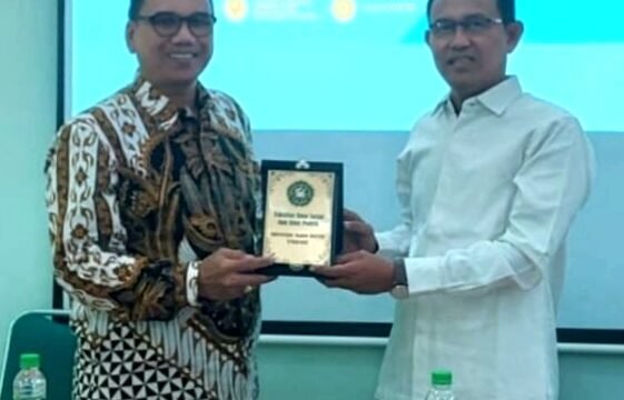 Penyerahan kenang-kenangan oleh Dekan FISIP Universitas Wahid Hasyim, Dr. Ali Martin,  M.Si (baju batik) kepada Narasumber sekaligus penulis buku 