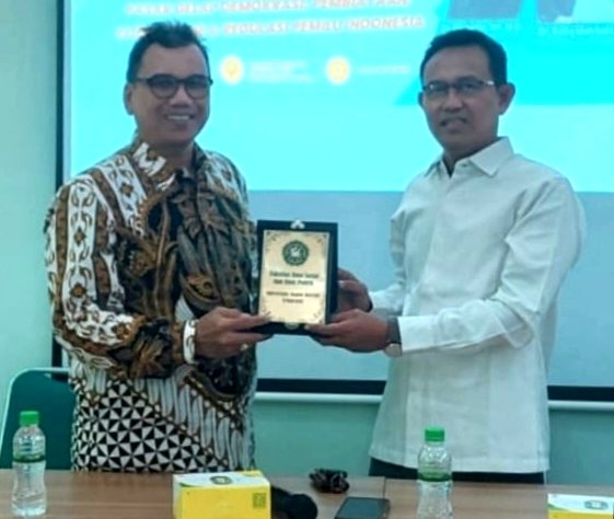 Penyerahan kenang-kenangan oleh Dekan FISIP Universitas Wahid Hasyim, Dr. Ali Martin, M.Si (baju batik) kepada Narasumber sekaligus penulis buku "Pasar Gelap Dekokrasi", Dr. Rofiq Mahfudz (kemeja putih) dalam Bedah Buku, Sabtu (19/4/2025)
