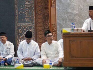 KH Arja Imroni Beri Ceramah pada Acara Walimatul Safar Haji Jamaah Masjid At-Taqwa Karonsih