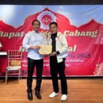 Zainal Petir terima penghargaan dari IKADIN